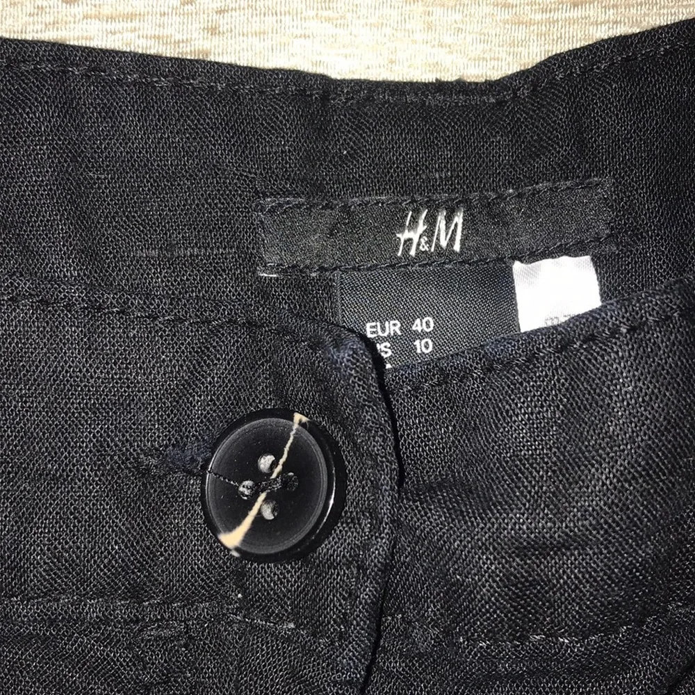 H&M black cloth shorts - Picture 2 of 3